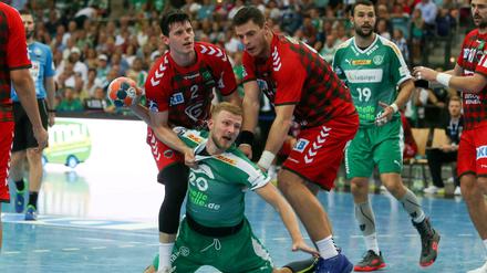 Zerreißprobe. Die Füchse-Spieler Simon Ernst (l.) und Mijajlo Marsenic im Dreikampf mit Leipzigs Philipp Weber.