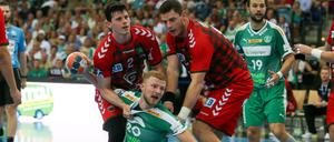 Zerreißprobe. Die Füchse-Spieler Simon Ernst (l.) und Mijajlo Marsenic im Dreikampf mit Leipzigs Philipp Weber. 