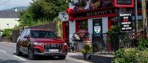Ab in den Pub. Ursprünglich sind nur Pferdegespanne an dem irischen Lokal am Ring of Kerry vorbeigerollt, nun ist es eben ein runderneuerter Audi Q7.