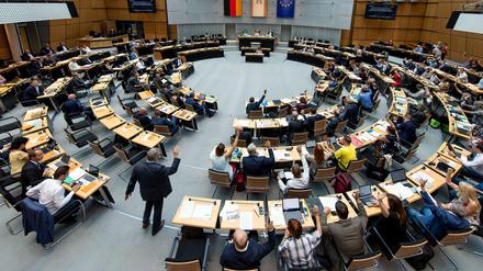 Abgeordnete stimmen per Handzeichen über einen Antrag zum geplanten Mietendeckel ab. 