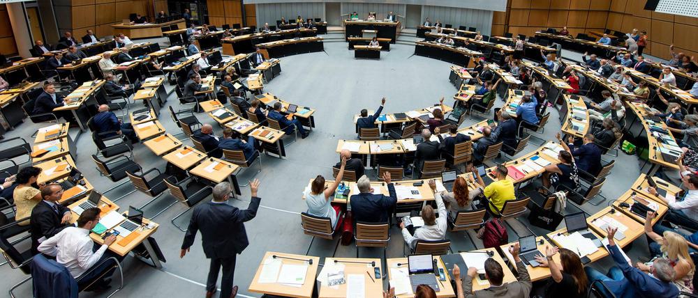 Abgeordnete stimmen per Handzeichen über einen Antrag zum geplanten Mietendeckel ab. 