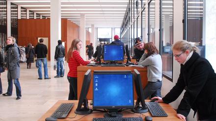 Studierende im Foyer des Grimm-Zentrums der Humboldt-Universität.