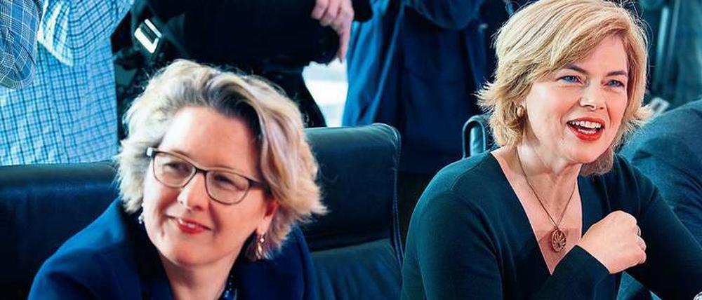 Noch lachen sie. Svenja Schulze (SPD, l.) und Julia Klöckner (CDU) wollen vermeiden, dass Deutschland Strafe für zu viel Gülle zahlen muss.