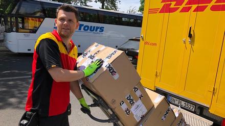 Bis 40 Kilogramm sind zumutbar. DHL-Bote Ilias Pechlivanidis auf seiner Tour in Neukölln.