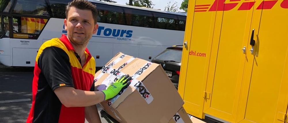 Bis 40 Kilogramm sind zumutbar. DHL-Bote Ilias Pechlivanidis auf seiner Tour in Neukölln.