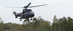 Ein Hubschrauber nimmt Wasser zum Löschen auf. Von den Bränden sind die ehemaligen Truppenübungsplätze Lehnin und Jüterbog betroffen.