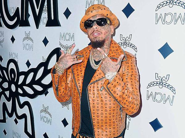 Wandelnde Werbefläche. Der französische Rapper Swagg Man liebt MCM.