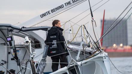 Greta Thunberg auf der „Malizia“ vor Gebäuden von New York