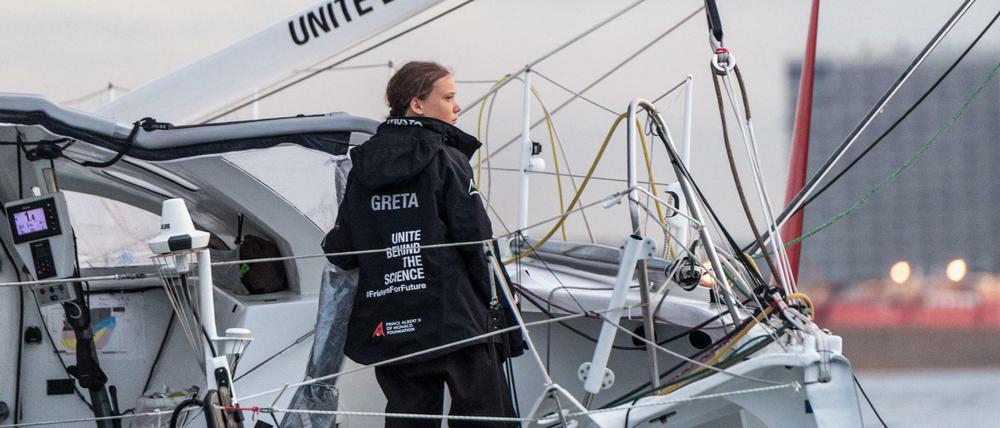 Greta Thunberg auf der „Malizia“ vor Gebäuden von New York