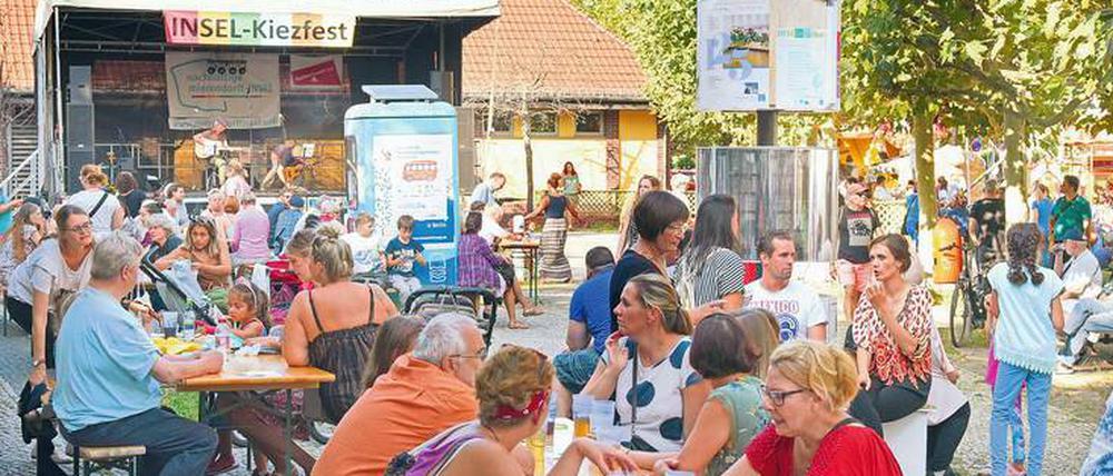 Belebte Nachbarschaft. Die Bewohner der Mierendorff-Insel feiern wie jedes Jahr ein Kiezfest. 