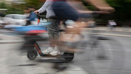 Zehntausende Autos stehen ständig auf Gehwegen und Radwegen,, aber wir regen uns auf über ein paar Roller?