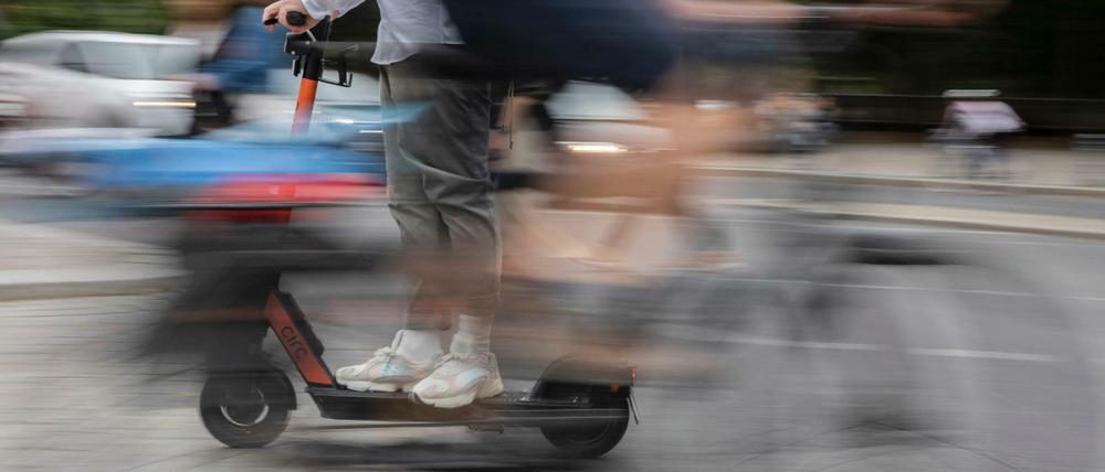Zehntausende Autos stehen ständig auf Gehwegen und Radwegen,, aber wir regen uns auf über ein paar Roller?