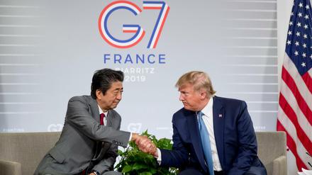 Der japanische Premier Shinzo Abe (l.) und US-Präsident Donald Trump teilten am Sonntag mit, sich auf ein Handelsabkommen geeinigt zu haben.
