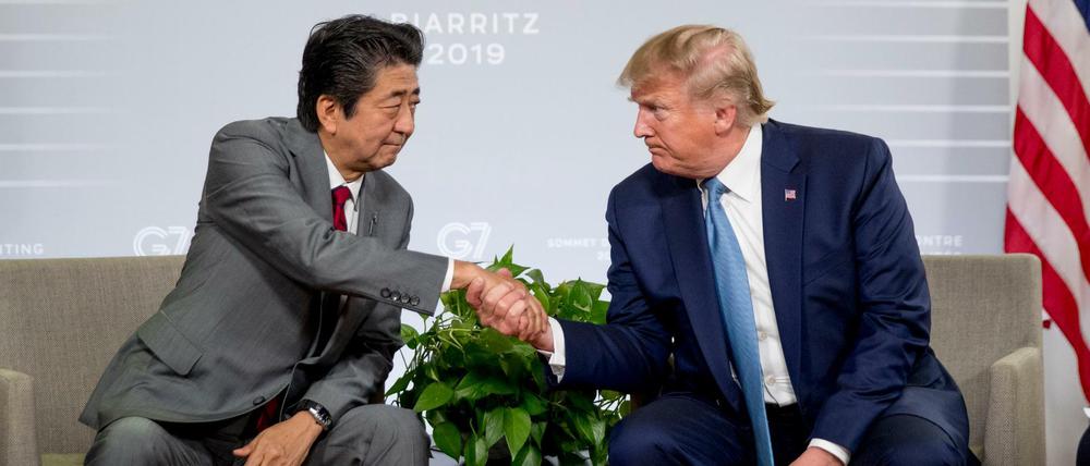 Der japanische Premier Shinzo Abe (l.) und US-Präsident Donald Trump teilten am Sonntag mit, sich auf ein Handelsabkommen geeinigt zu haben.