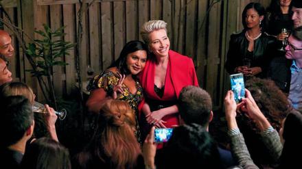Talkmasterin Katherine (Emma Thompson, rechts) hat Molly (Mindy Kaling) als Autorin eingestellt.