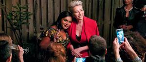 Talkmasterin Katherine (Emma Thompson, rechts) hat Molly (Mindy Kaling) als Autorin eingestellt.