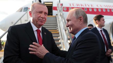 Russlands Präsident Waldimir Putin (r) verabschiedet Recep Tayyip Erdogan, Präsident der Türkei.