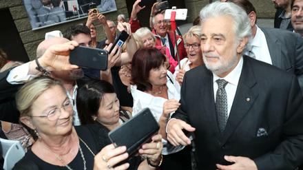 Placido Domingo, hier umringt von seinen Fans nach der "Luisa Miller"-Aufführung bei den Salzburger Festspielen am 25. August 2019. 