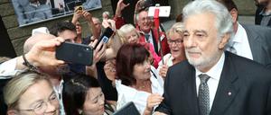 Placido Domingo, hier umringt von seinen Fans nach der "Luisa Miller"-Aufführung bei den Salzburger Festspielen am 25. August 2019.