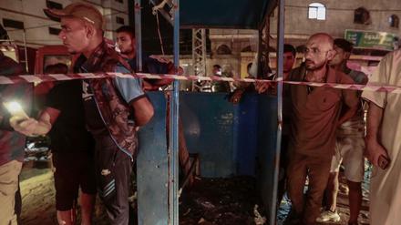 Palästinenser stehen in Gaza in der Nähe des Ortes einer Explosion, die Polizisten tötete.