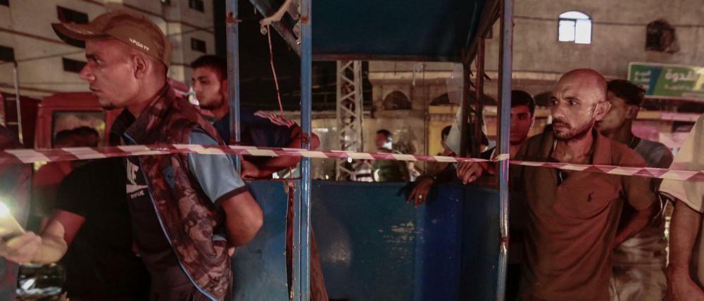Palästinenser stehen in Gaza in der Nähe des Ortes einer Explosion, die Polizisten tötete.