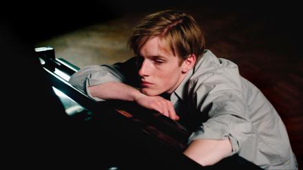Gequält. Louis Hofmann als hochbegabter Pianist David Berger.