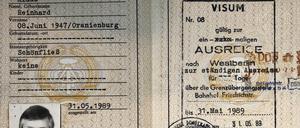 Visum zur ständigen Ausreise. DDR-Reisepass in der Dauerausstellung des Hauses der Geschichte im Tränenpalast am Bahnhof Friedrichstraße.