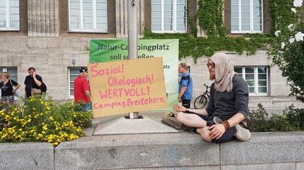 Am Donnerstag demonstrierten Campingplatz-Bewohner vor dem Rathaus Spandau. 