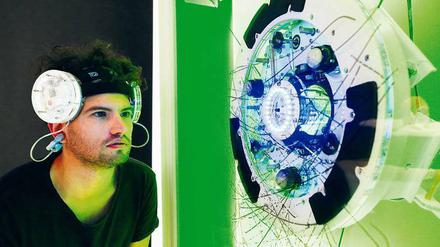 Gedankenbilder. Chris Walter sitzt im Futurium vor seiner Installation „Brainwaves“. 