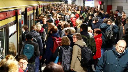 Fahrgäste der Berliner S-Bahn. 