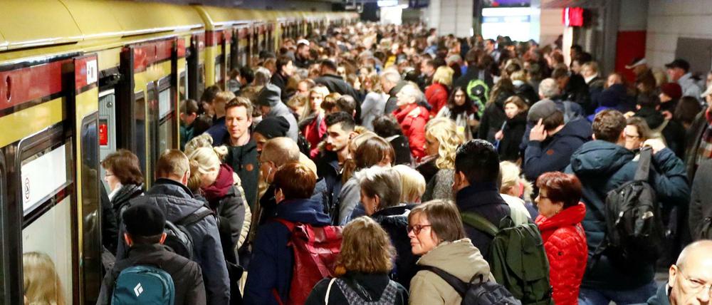 Fahrgäste der Berliner S-Bahn. 