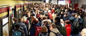 Fahrgäste der Berliner S-Bahn. 