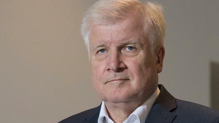 „Wer als syrischer Flüchtling regelmäßig in Syrien Urlaub macht, kann sich ja nicht ernsthaft darauf berufen, in Syrien verfolgt zu werden. Dem müssen wir seinen Flüchtlingsstatus entziehen“, meint Horst Seehofer.