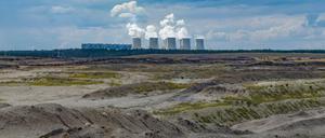 Blick über Abraumhalden im Braunkohletagebau Jänschwalde, hinten das Kraftwerk. 