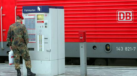 Soldat steht an einem Fahrkartenautomat am Bahnhof Berlin-Spandau.