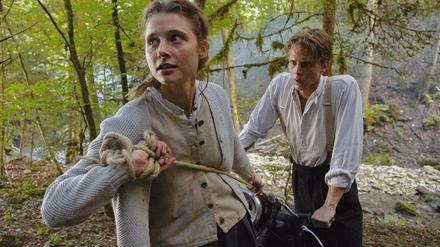 Maria (Svenja Jung) und Gregor (Merlin Rose).