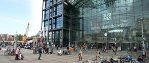 Der Europaplatz am Hauptbahnhof. Er wird bevölkert von Durchreisenden, Zeugen Jehovas und Betlern.
