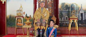 Das vom Thailand Royal Office zur Verfügung gestellte Foto zeigt Sineenatra Wongvajirabhakdi (r) neben König Maha Vajiralongkorn von Thailand.