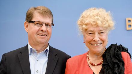Mit einem linken Profil bewerben sich Ralf Stegner und Gesine Schwan um die SPD-Führung.