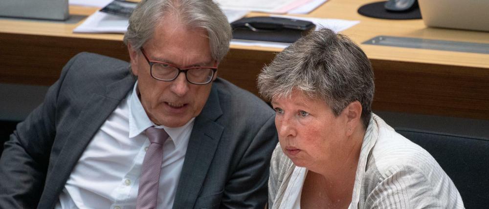 Bausenatorin Katrin Lompscher (Die Linke), hier neben Finanzsenator Matthias Kollatz (SPD), steht derzeit wegen geplanter Mietobergrenzen in der Kritik.