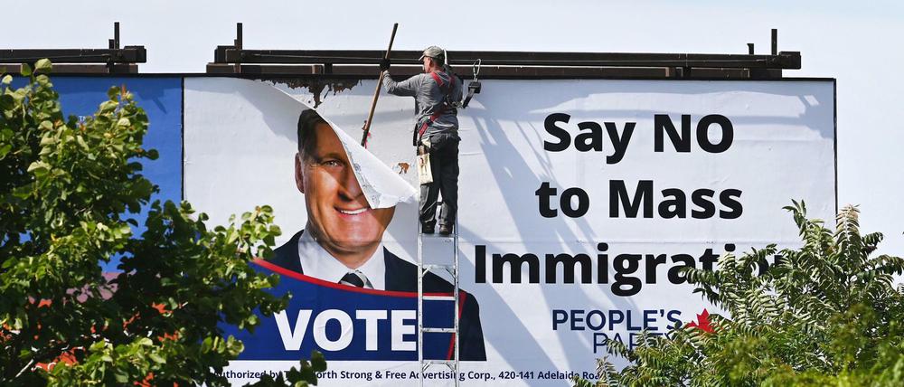 Die migrationsfeindliche Wahlparole wurde auf Druck der Öffentlichkeit abgehängt.