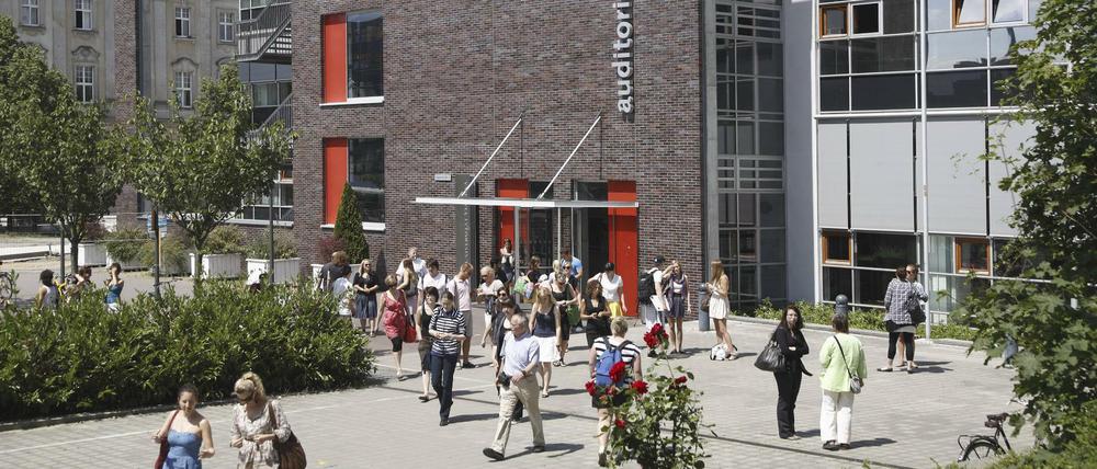 Studierende und Lehrende vor dem Auditorium Maximum der Europa-Universität Viadrina in Frankfurt (Oder).