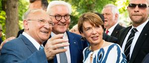 Bundespräsident Frank-Walter Steinmeier (2.v.l.) und seine Frau Elke Büdenbender mit Gästen im Park von Schloss Bellevue.