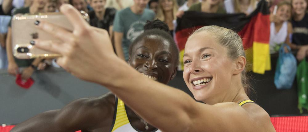 Immer gute Miene. Gina Lückenkemper (rechts) mit Teamkollegin Lisa-Marie Kwayie.