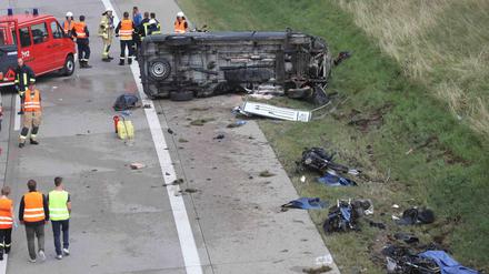 Kippender Laster tötet Biker: Einsatzkräfte an der Unfallstelle auf der Autobahn 9