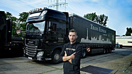 Florian Kosmowski (23) vor seinem Lkw.