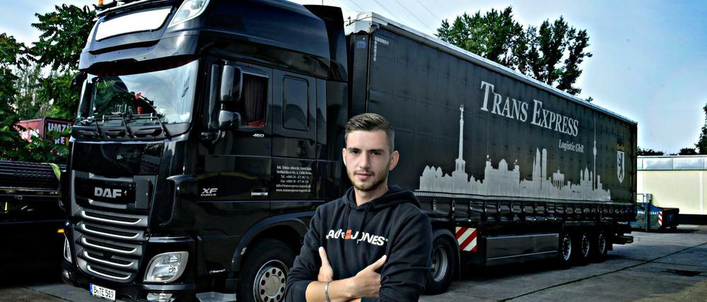 Florian Kosmowski (23) vor seinem Lkw.
