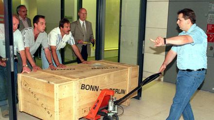 Willkommen im Reichstag. Der damalige SPD-Fraktionschef Peter Struck (im Hintergrund rechts) und Helfer vor 20 Jahren.