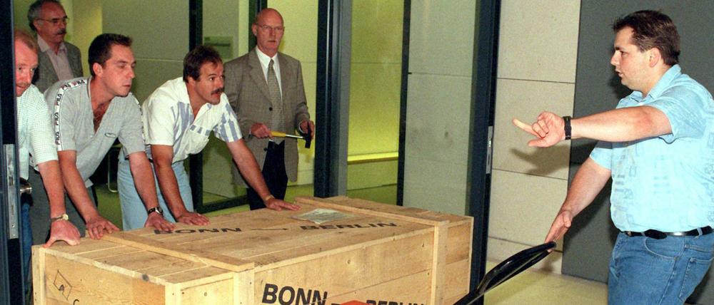 Willkommen im Reichstag. Der damalige SPD-Fraktionschef Peter Struck (im Hintergrund rechts) und Helfer vor 20 Jahren.