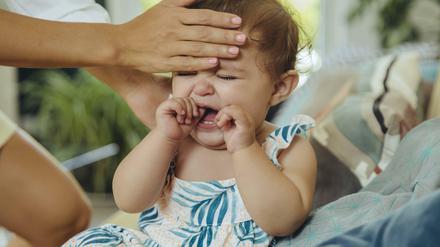 Mit RSV ab zum Doktor. Wenn Kinder hohes Fieber haben und sich nicht beruhigen wollen, sollten Eltern einen Arzt aufsuchen.
